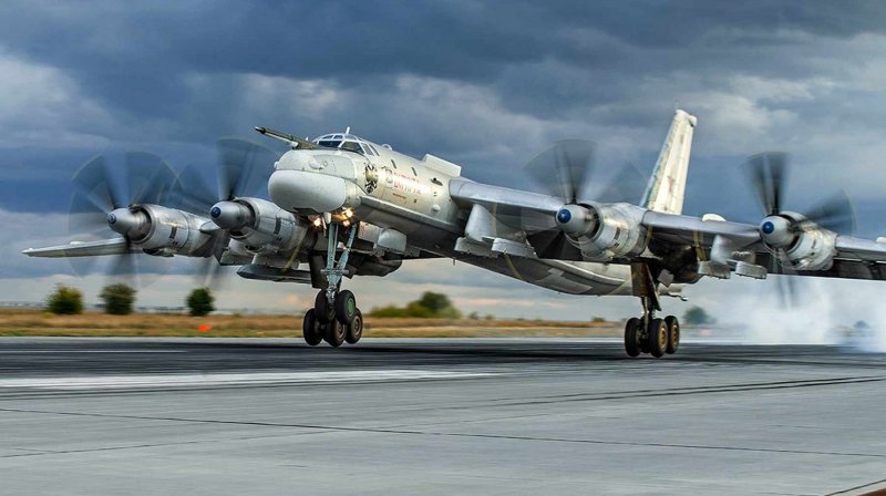 Турбовинтовой стратегический бомбардировщик-ракетоносец ту-95