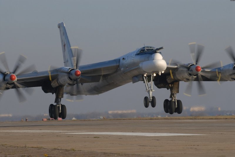 Стратегический турбовинтовой бомбардировщик ту-95мс