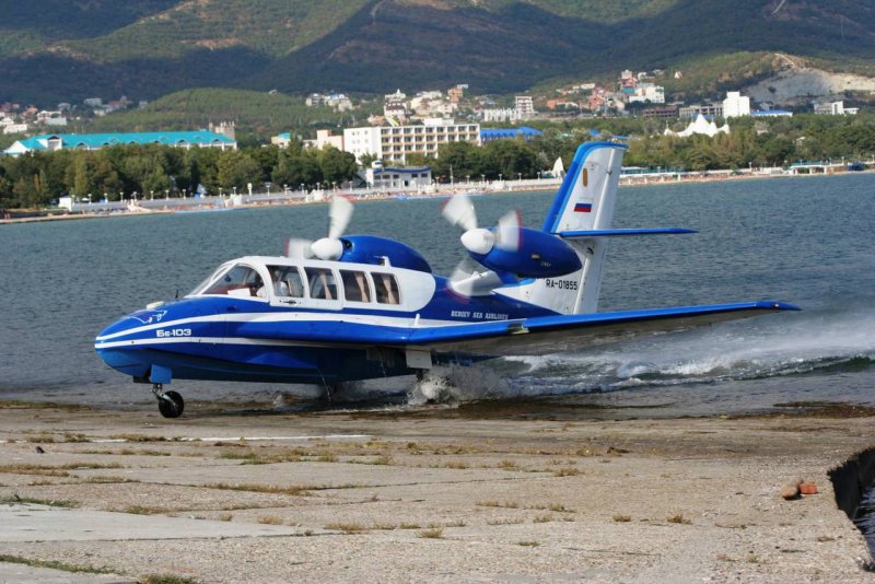 Легкий самолет-амфибия бе-103