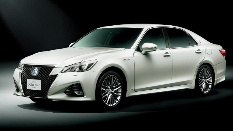 Toyota Crown athlete 2015