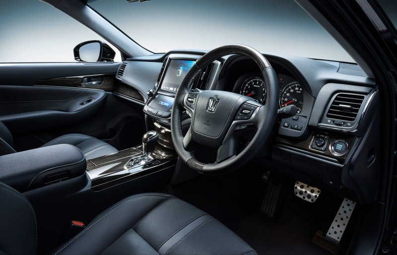 Toyota Crown athlete 2015 салон