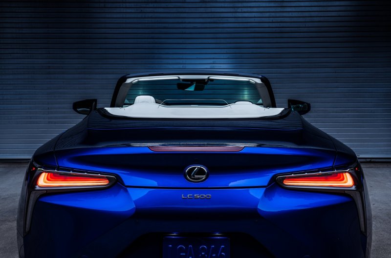 Lexus LC 500 Convertible и яхта
