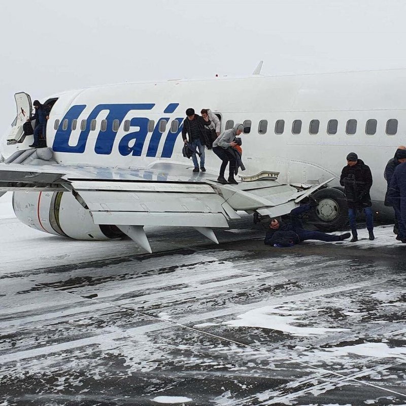 Самолет ЮТЭЙР Боинг 737