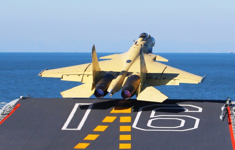 Китайский палубный истребитель j-15