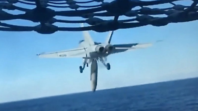 Ту 142 на фоне авианосца