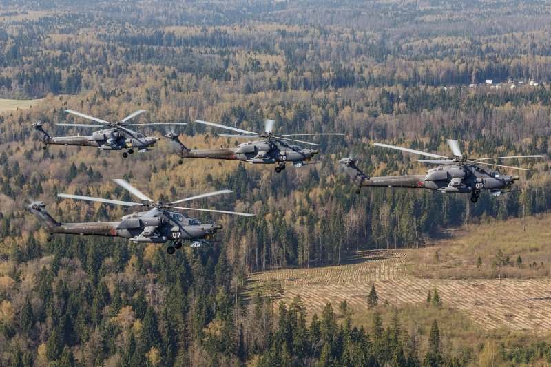 Военный вертолет в лесу