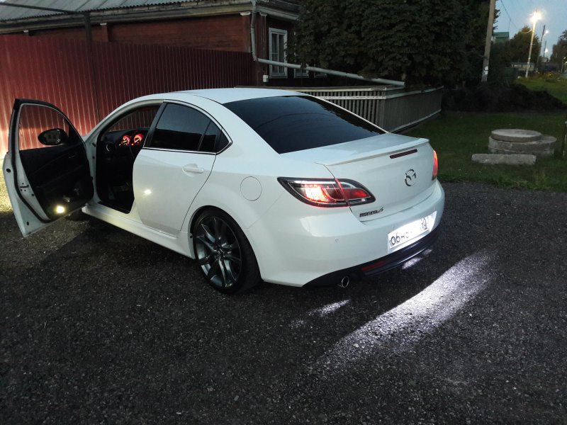 Mazda 6 GH белая с черной крышей
