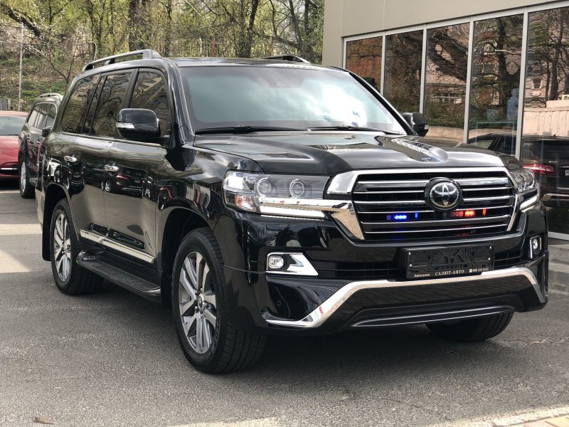 Toyota Land Cruiser 200 белый