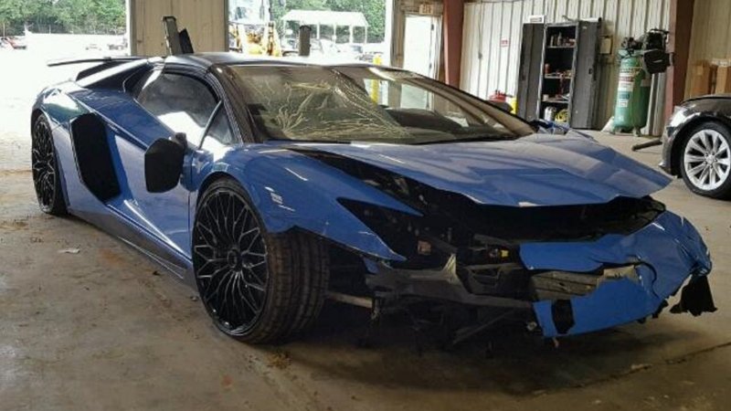 Lamborghini Aventador crash