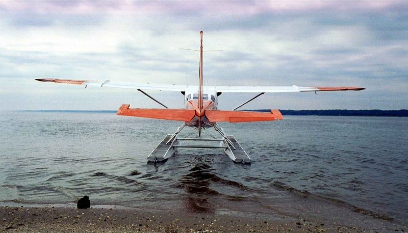 Самолет садится на воду