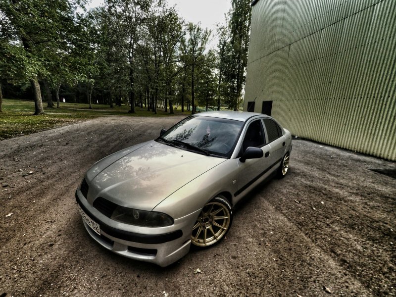 Mitsubishi Carisma 2000 stance