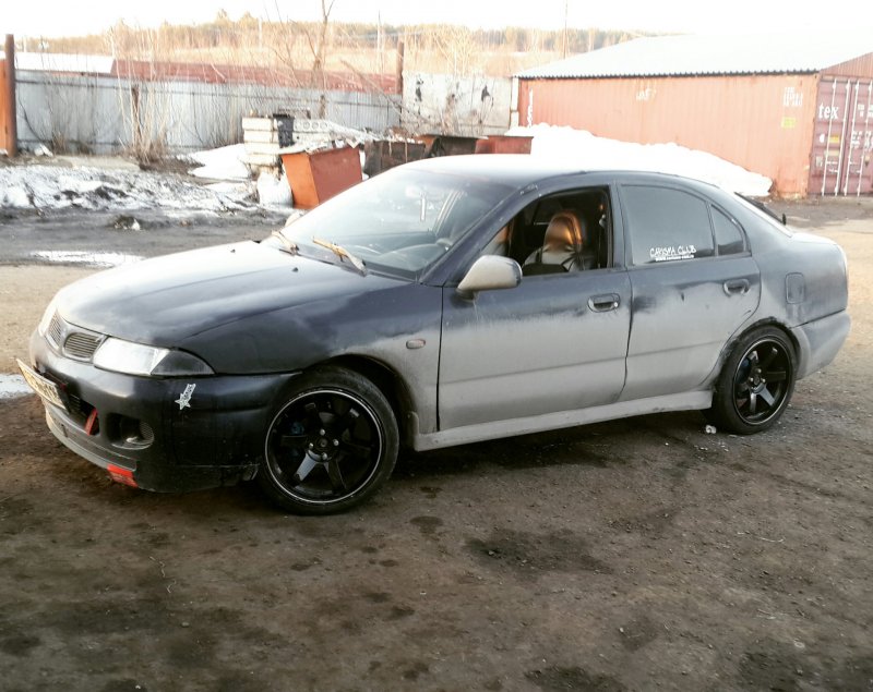 Mitsubishi Carisma 1998 stance