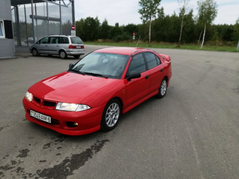 Mitsubishi Carisma красная