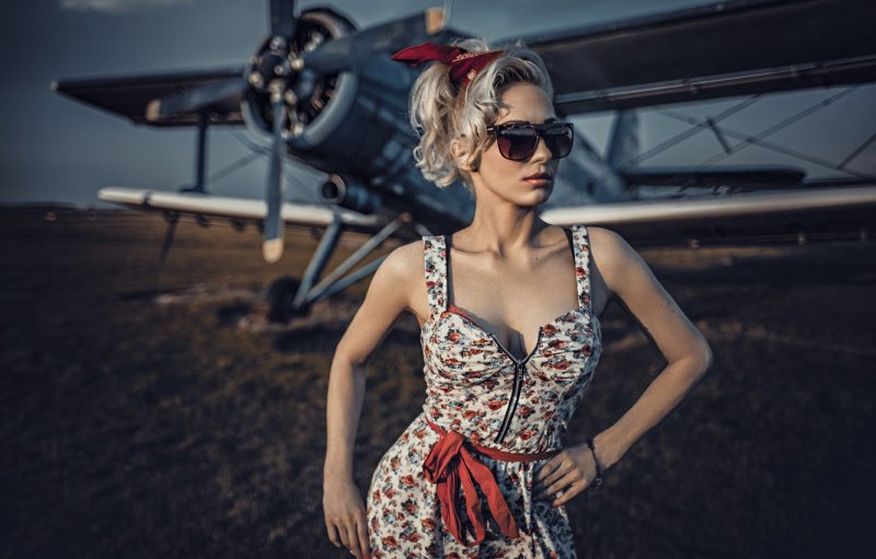 Девушка на фоне самолета
