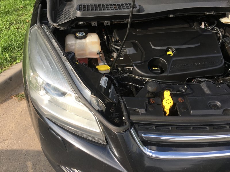 Уплотнитель капота Kuga 2