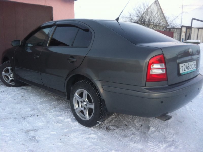 Шкода Октавия серая Black Edition
