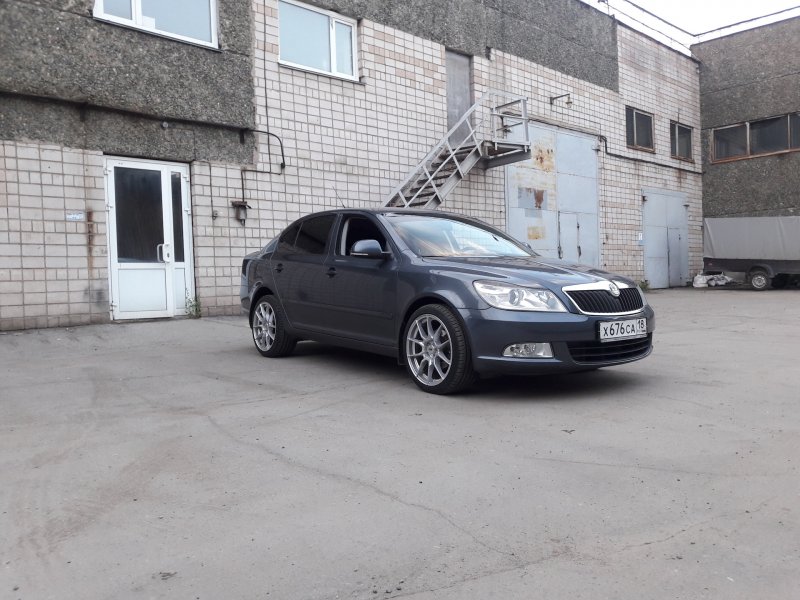 Skoda Rapid серый