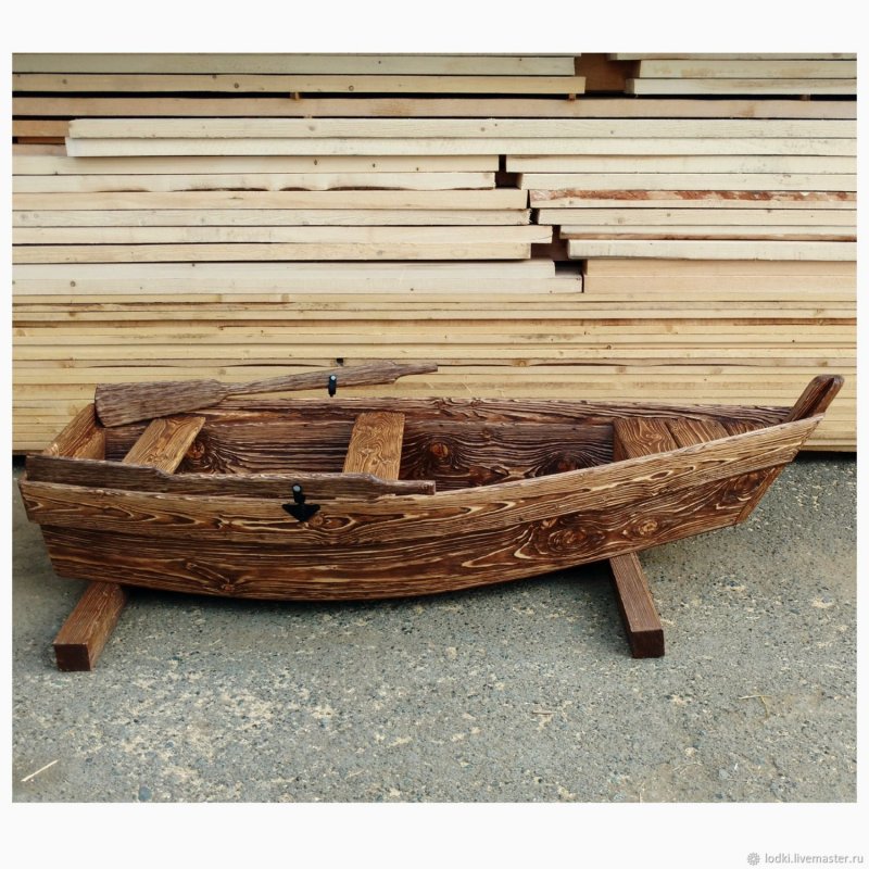 Деревянная лодка для сада