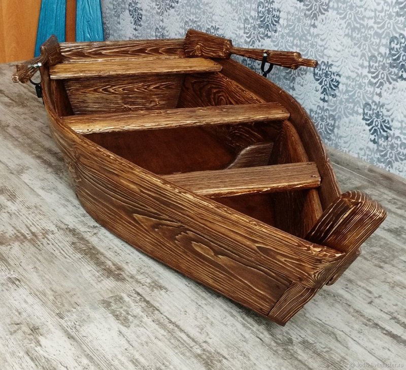 Деревянная лодка с веслами