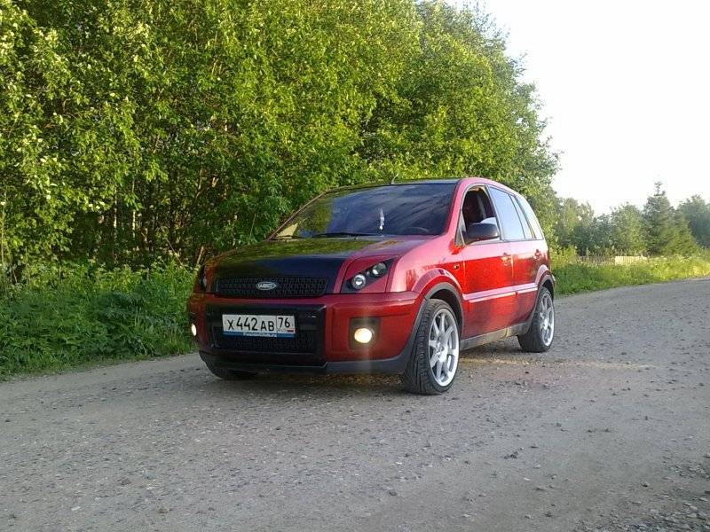 Красный Ford Fusion r16