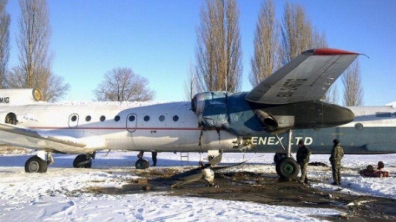 АН-26 заправляется