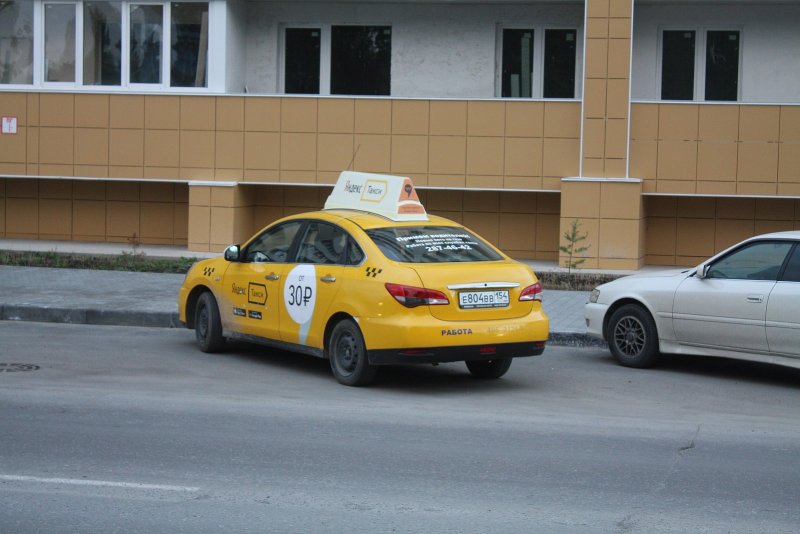 Яндекс такси девушка