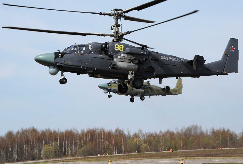 Военный вертолёт в воздухе