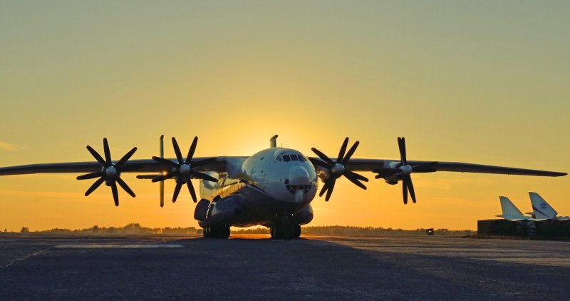 АН 22 Антей ночью