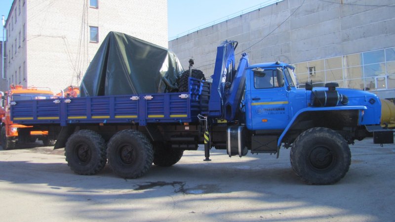 Урал 4320 с КМУ военный