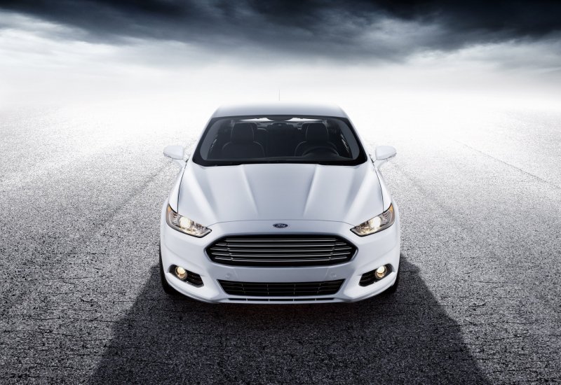 Форд черно белый. Ford Mondeo Front. Ford Fusion 2013 белый зад. Обои для смартфона Мондео 5. Форд технологии