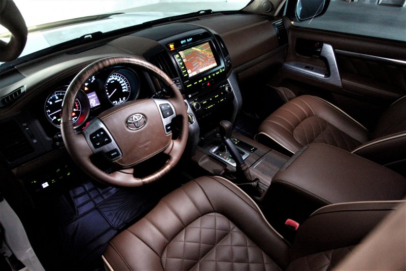 Toyota Land Cruiser 200 салон