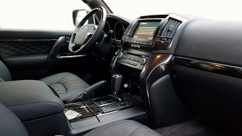 Toyota Land Cruiser 200 салон