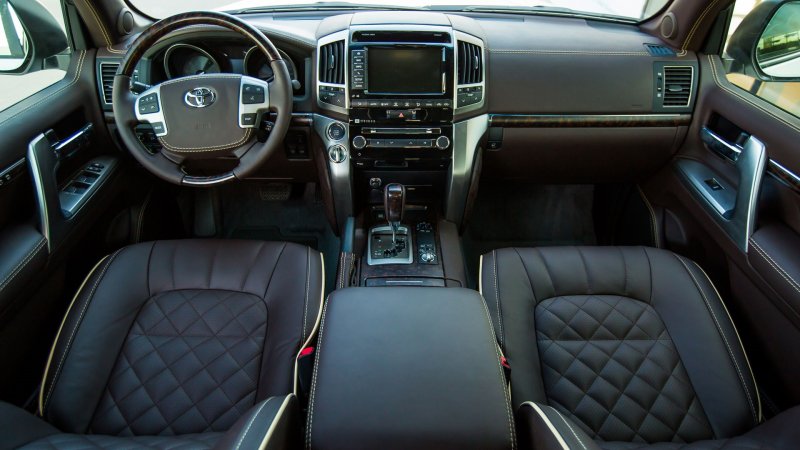 Toyota Land Cruiser 200 салон