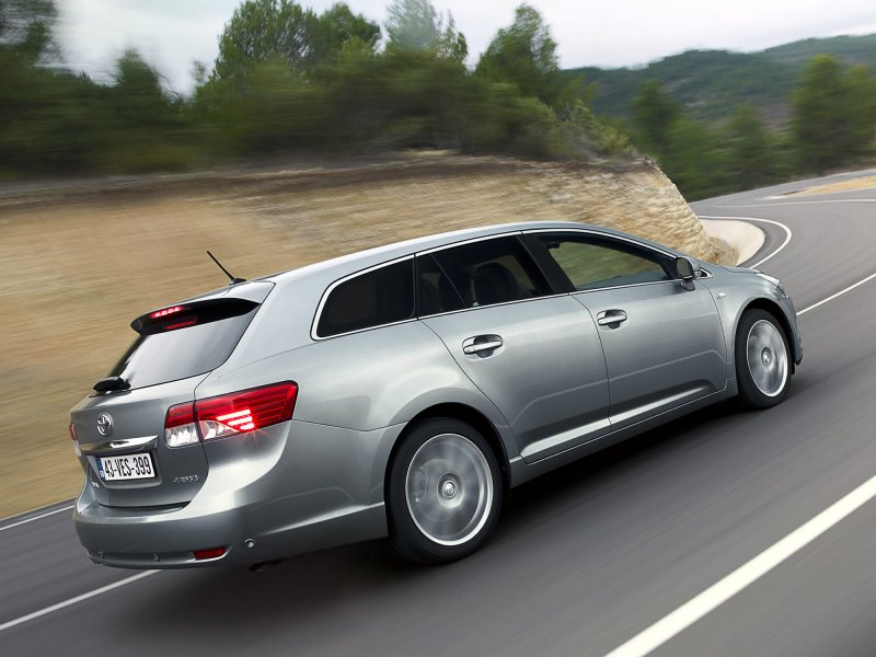 Toyota Avensis 2012 универсал