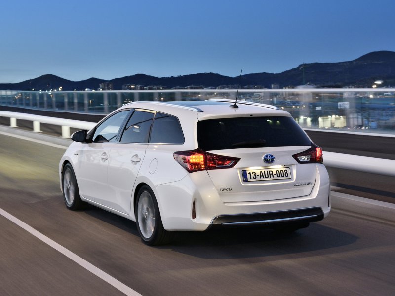 Универсал Toyota Auris Touring