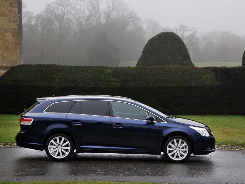 Toyota Avensis 2011 универсал