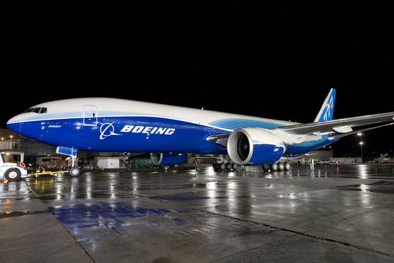 Грузовой самолет Боинг 777