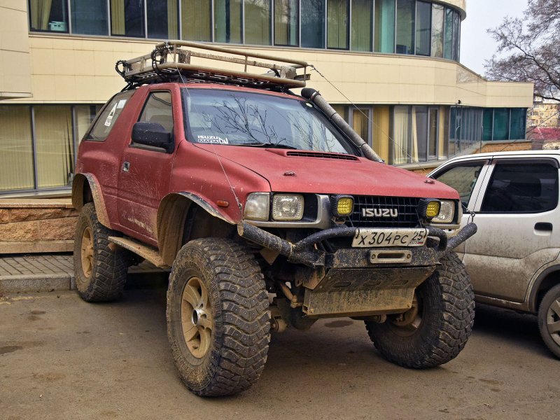 Isuzu mu красный 1992
