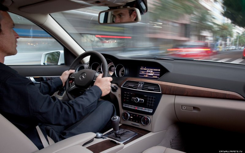 Мужчина за рулем Mercedes