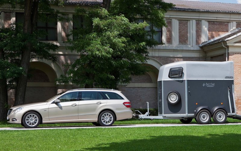 W210 с прицепом