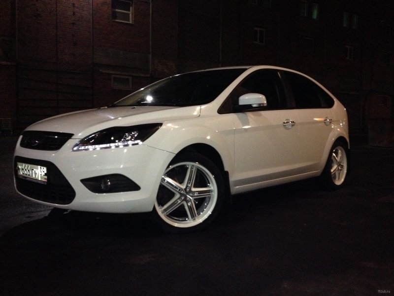 Ford Focus 2 хэтчбек белый r18