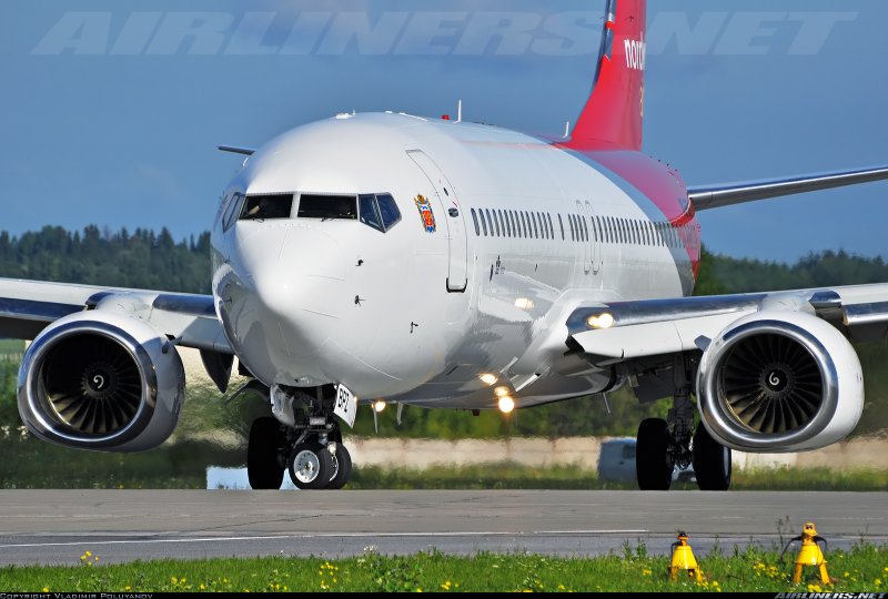Боинг 737 в Шереметьево ночью