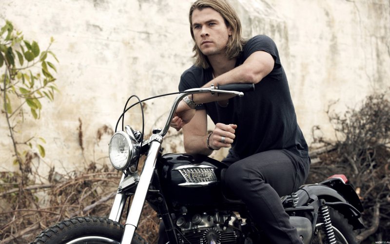 Chris Hemsworth на мотоцикле