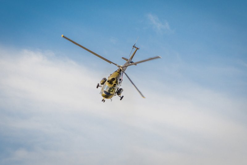 Вертолет ми-2 в полете