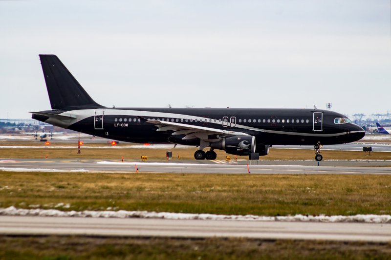 Чёрный Airbus 320