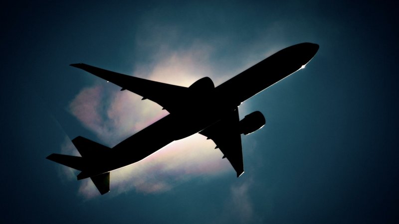 Самолет взлетает в аэропорту