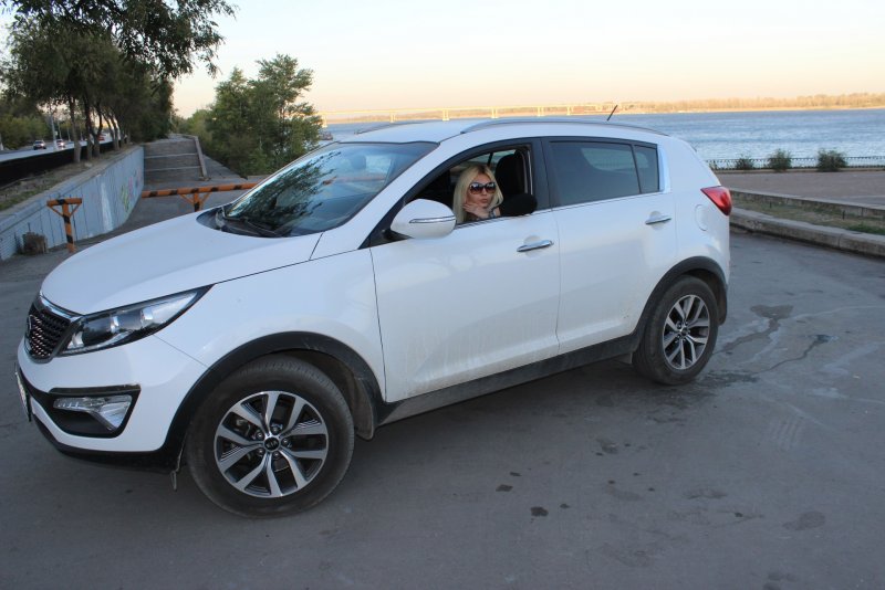 Белый внедорожник Киа