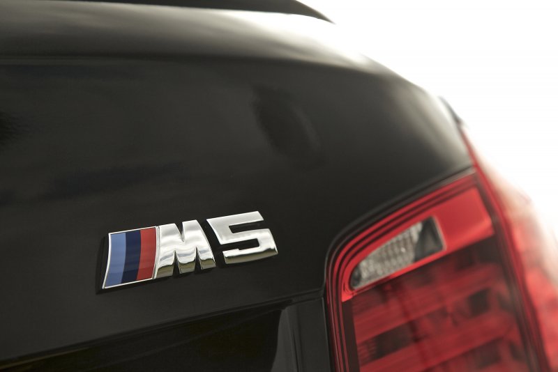 BMW m5 шильдик