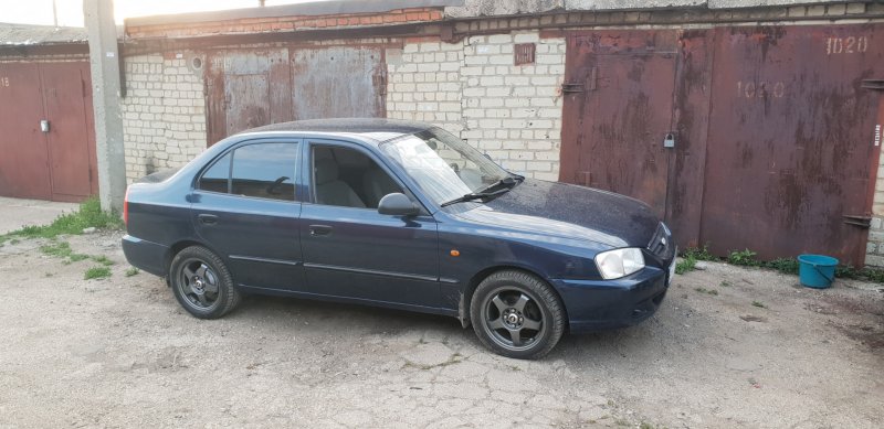 Полностью синий Хендай акцент