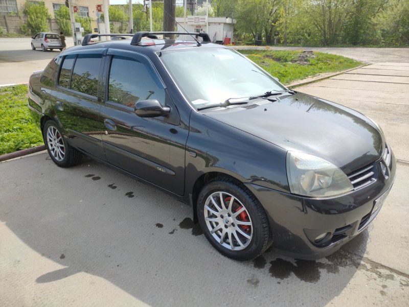 Renault Clio 2002 stance